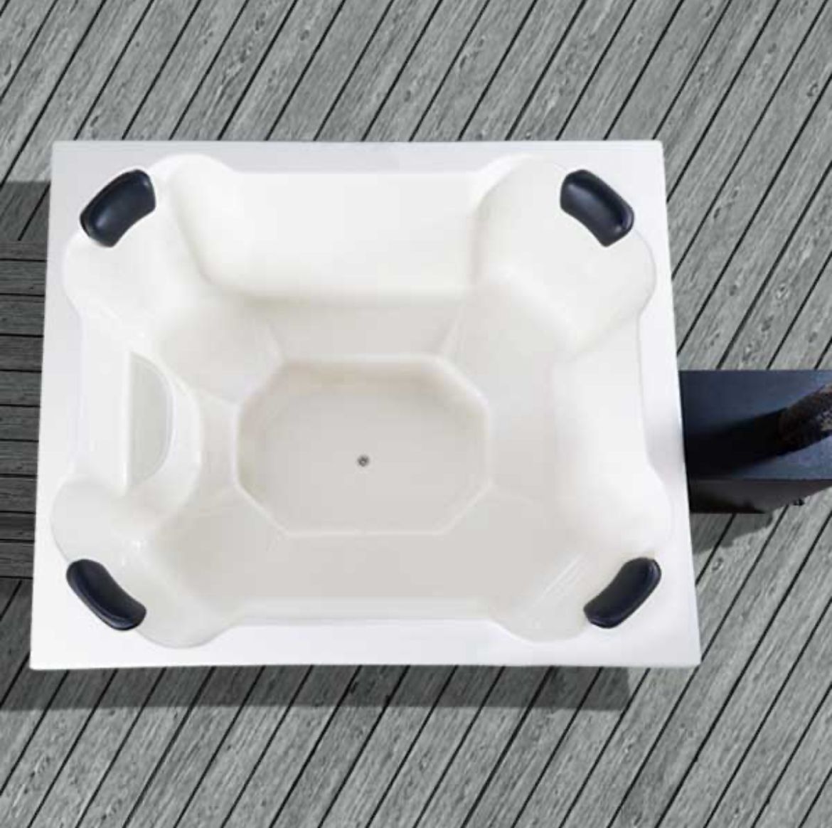 QUATTRO Hot Tub