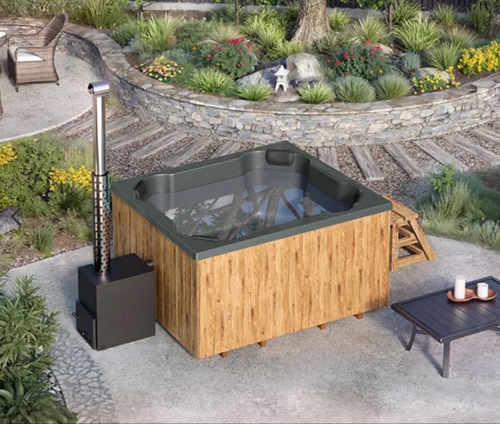 QUATTRO Hot Tub